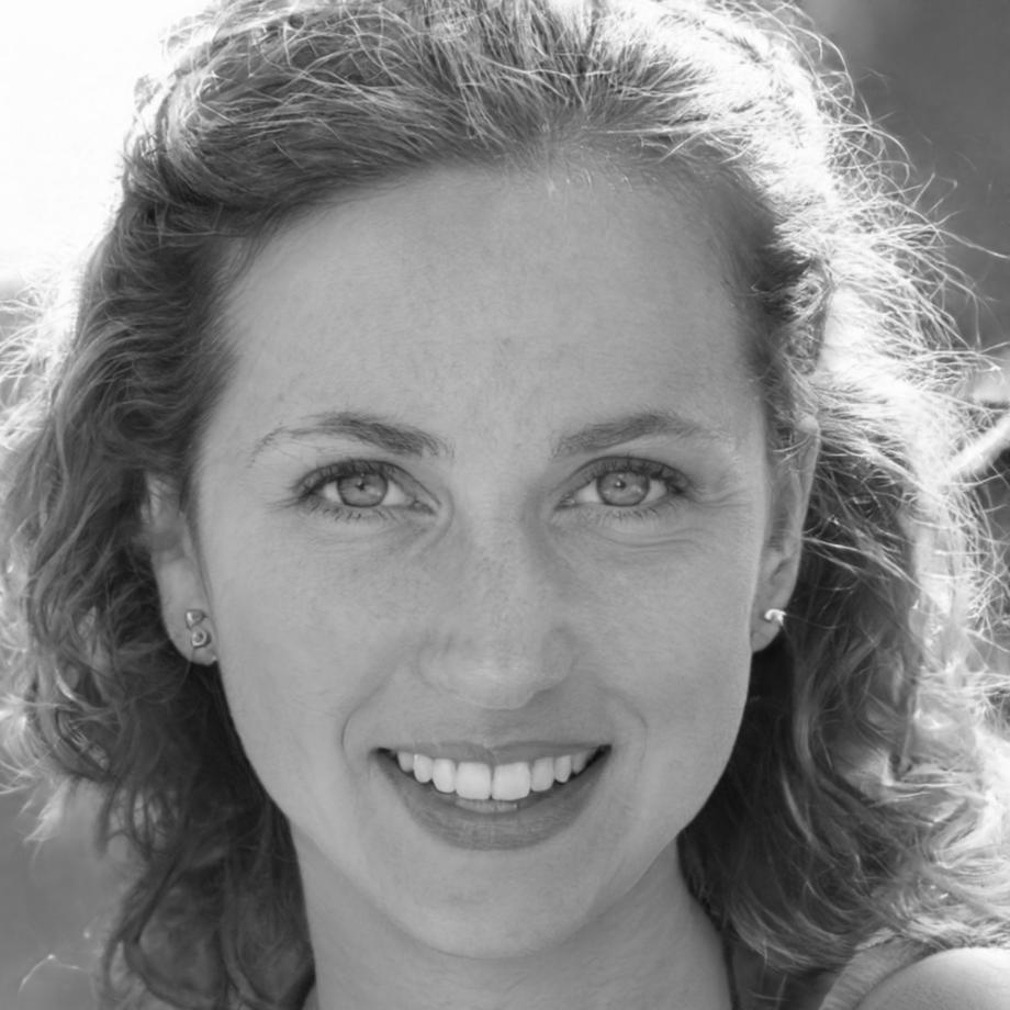 Dr. Sarah Müller, Leitende Finanzanalystin bei valurexonith